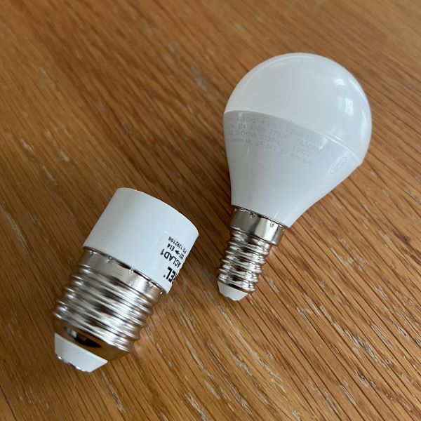 Bild på lampa och E27 till E14 adapter
