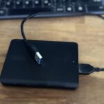 Bild på en extern hårddisk med USB3 kabel