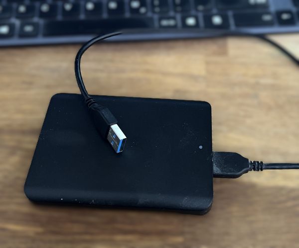 Bild på en extern hårddisk med USB3 kabel