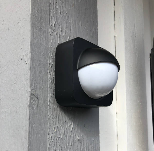 Hue sensor monterad på hus för rörelse, ljus och temperatur