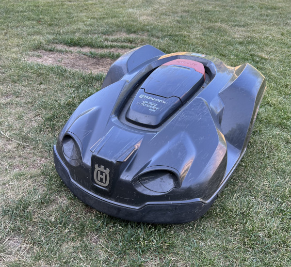 Robotgräsklippare på gräsmattan