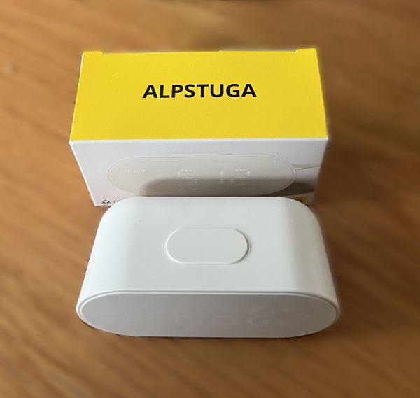 Bild på IKEA ALPSTUGA liggandes på ett bord