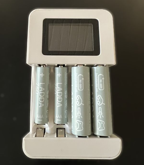 Bild på laddare med IKEA Ladda AA & AAA batterier