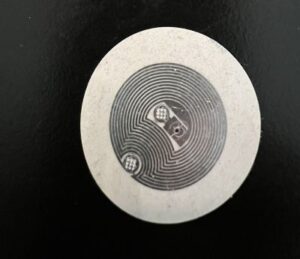 Bild på NFC tagg som ligger på ett bord