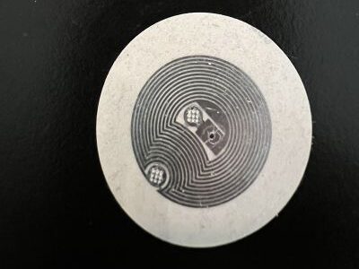Bild på NFC tagg som ligger på ett bord