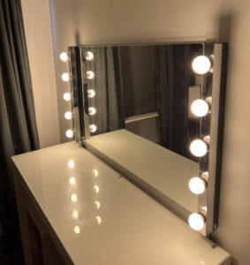 Belysning vid spegel med lampor från IKEA
