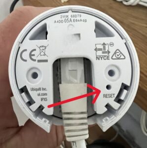 Bild på en Unifi AP med reset-hål